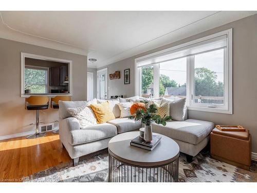 9 Linda Court, Dundas, ON - Indoor Photo Showing Living Room