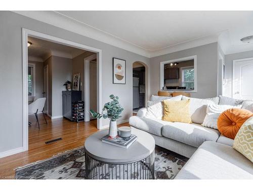 9 Linda Court, Dundas, ON - Indoor Photo Showing Living Room