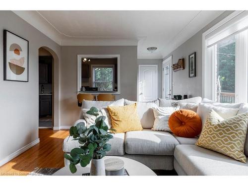 9 Linda Court, Dundas, ON - Indoor Photo Showing Living Room