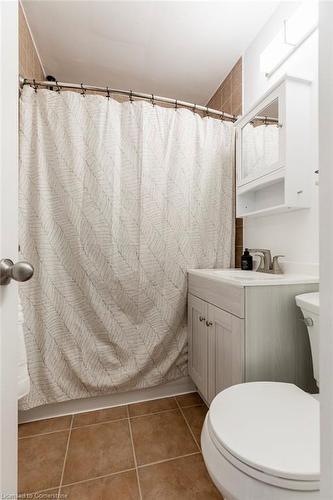 9 Linda Court, Dundas, ON - Indoor Photo Showing Bathroom