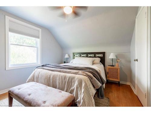 9 Linda Court, Dundas, ON - Indoor Photo Showing Bedroom