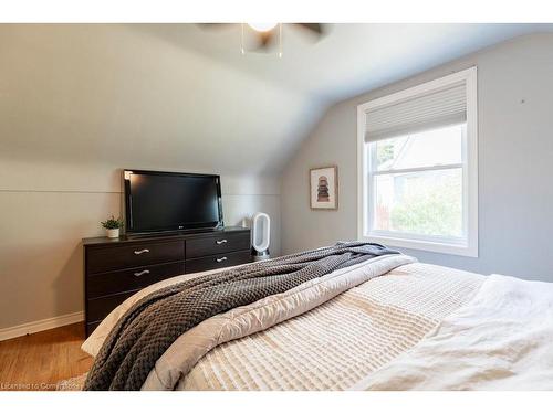 9 Linda Court, Dundas, ON - Indoor Photo Showing Bedroom