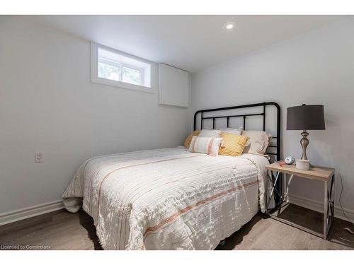 9 Linda Court, Dundas, ON - Indoor Photo Showing Bedroom