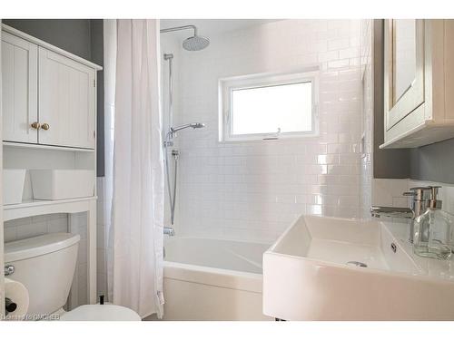 182 Balsam Avenue S, Hamilton, ON - Indoor Photo Showing Bathroom