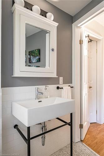 182 Balsam Avenue S, Hamilton, ON - Indoor Photo Showing Bathroom