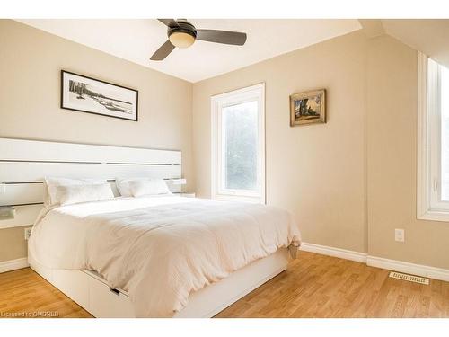 182 Balsam Avenue S, Hamilton, ON - Indoor Photo Showing Bedroom