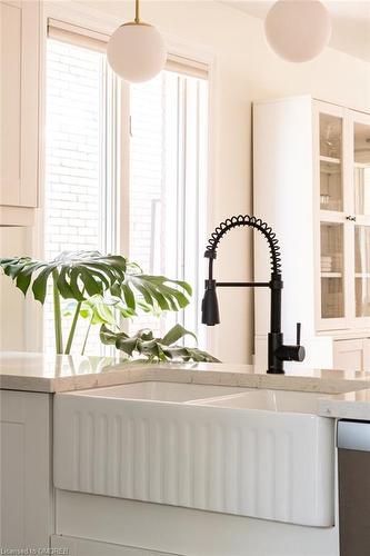 182 Balsam Avenue S, Hamilton, ON - Indoor Photo Showing Kitchen