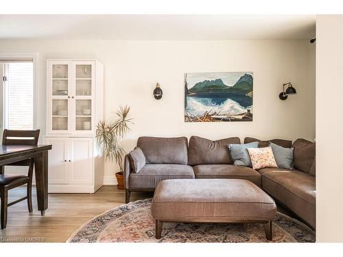 182 Balsam Avenue S, Hamilton, ON - Indoor Photo Showing Living Room