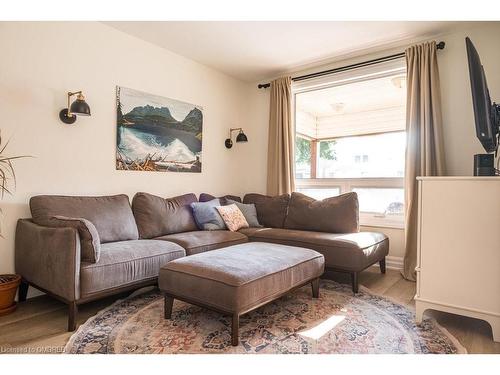 182 Balsam Avenue S, Hamilton, ON - Indoor Photo Showing Living Room