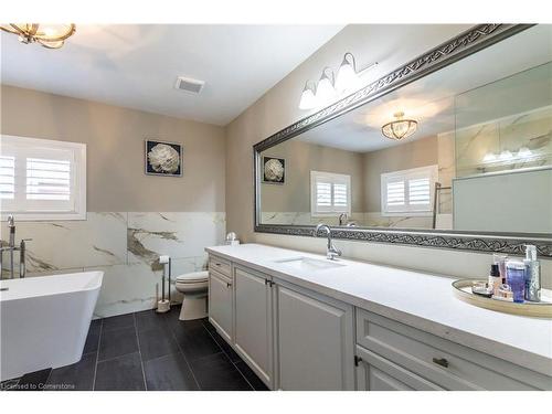 20 Gwyn Court, Dundas, ON - Indoor Photo Showing Bathroom