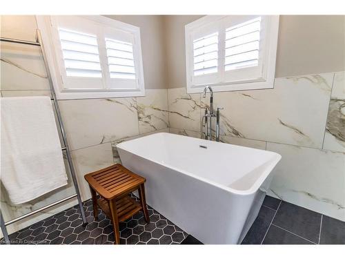 20 Gwyn Court, Dundas, ON - Indoor Photo Showing Bathroom