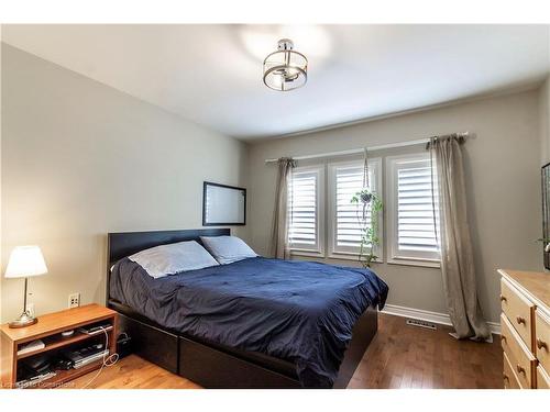 20 Gwyn Court, Dundas, ON - Indoor Photo Showing Bedroom