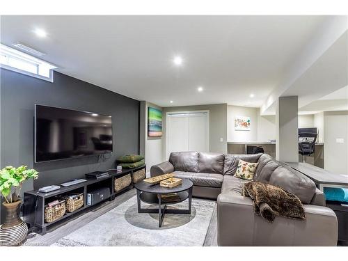 20 Gwyn Court, Dundas, ON - Indoor Photo Showing Living Room