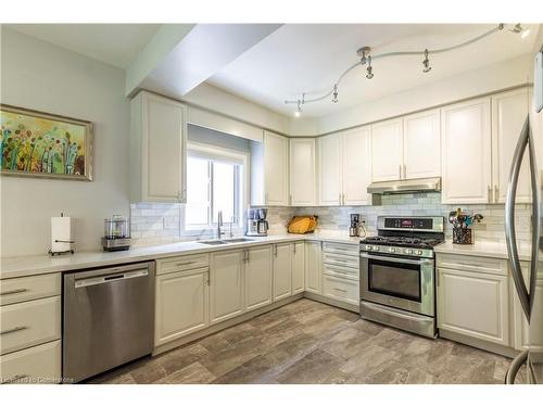 20 Gwyn Court, Dundas, ON - Indoor Photo Showing Kitchen