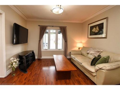 207 East 24Th Street, Hamilton, ON - Indoor Photo Showing Living Room