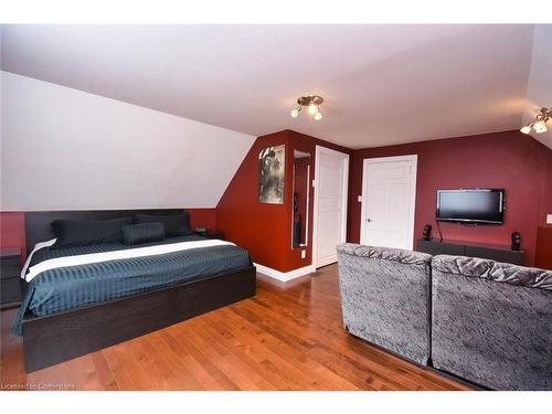 207 East 24Th Street, Hamilton, ON - Indoor Photo Showing Bedroom