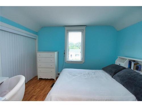 207 East 24Th Street, Hamilton, ON - Indoor Photo Showing Bedroom