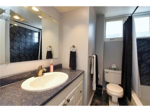 207 East 24Th Street, Hamilton, ON - Indoor Photo Showing Bathroom