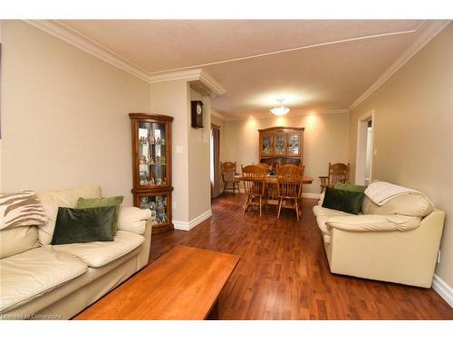 207 East 24Th Street, Hamilton, ON - Indoor Photo Showing Living Room