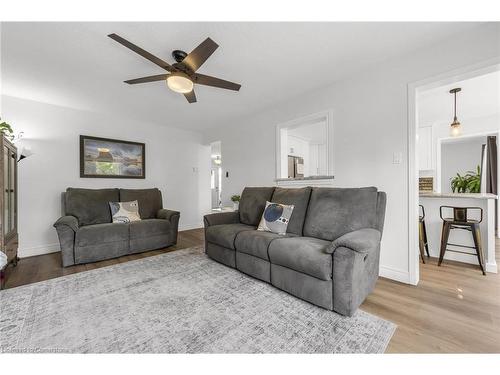 4351 Birchmount Avenue, Beamsville, ON - Indoor Photo Showing Living Room