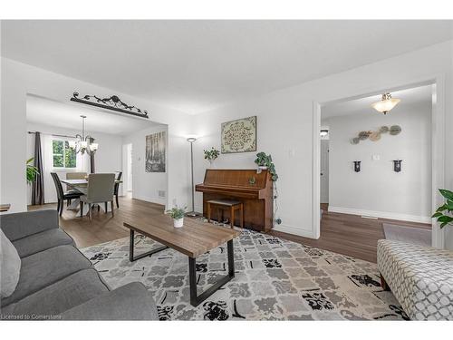 4351 Birchmount Avenue, Beamsville, ON - Indoor Photo Showing Living Room