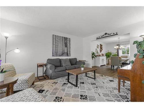 4351 Birchmount Avenue, Beamsville, ON - Indoor Photo Showing Living Room