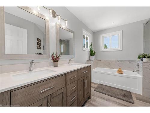 4351 Birchmount Avenue, Beamsville, ON - Indoor Photo Showing Bathroom