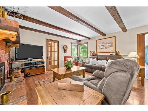 780 Hall Road, Hamilton, ON - Indoor Photo Showing Living Room