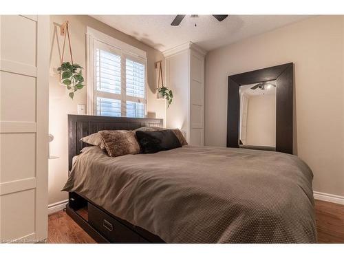 28 Park Row N, Hamilton, ON - Indoor Photo Showing Bedroom