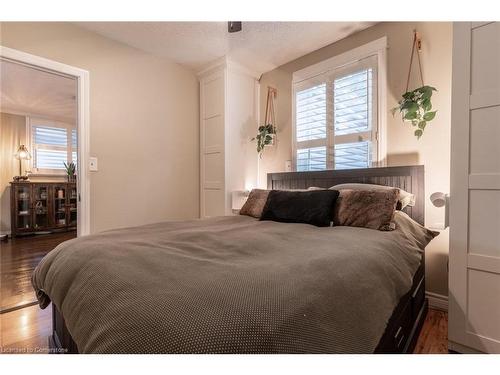 28 Park Row N, Hamilton, ON - Indoor Photo Showing Bedroom