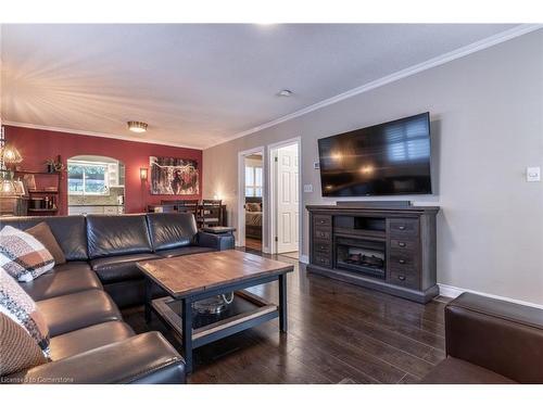 28 Park Row N, Hamilton, ON - Indoor Photo Showing Living Room