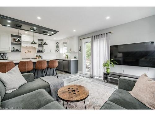 88 Graham Avenue S, Hamilton, ON - Indoor Photo Showing Living Room