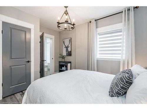 88 Graham Avenue S, Hamilton, ON - Indoor Photo Showing Bedroom