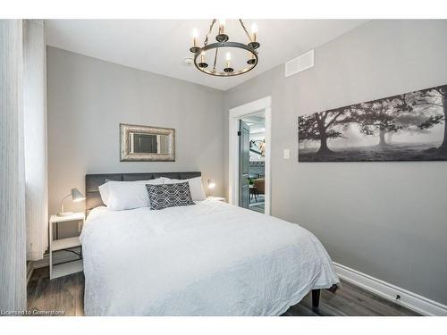 88 Graham Avenue S, Hamilton, ON - Indoor Photo Showing Bedroom