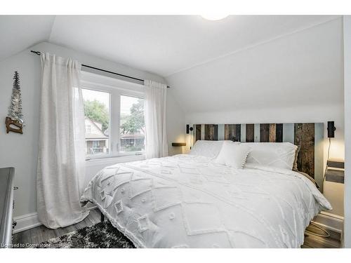 88 Graham Avenue S, Hamilton, ON - Indoor Photo Showing Bedroom