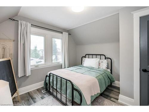 88 Graham Avenue S, Hamilton, ON - Indoor Photo Showing Bedroom