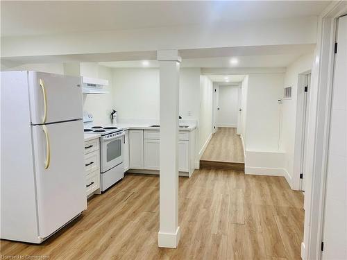 2-174 East Avenue N, Hamilton, ON - Indoor Photo Showing Kitchen