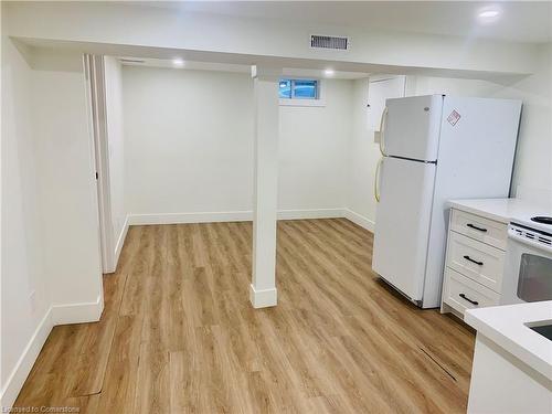 2-174 East Avenue N, Hamilton, ON - Indoor Photo Showing Kitchen