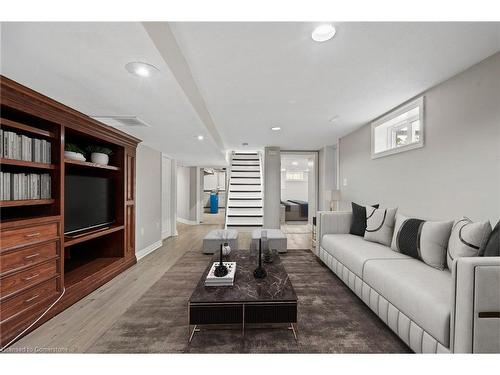 481 Vine Street, St. Catharines, ON - Indoor Photo Showing Living Room