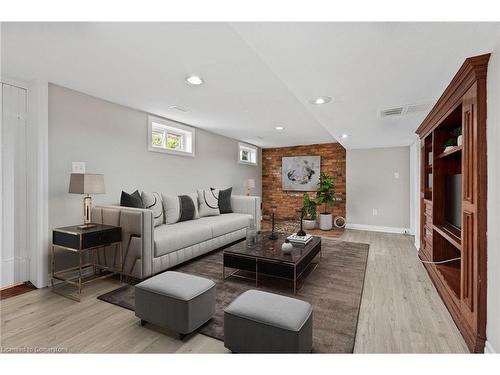 481 Vine Street, St. Catharines, ON - Indoor Photo Showing Living Room