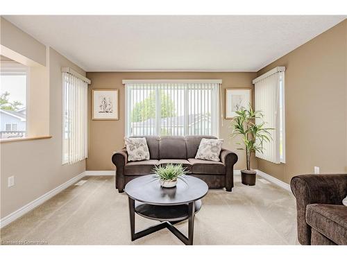 106 Portrush Court, Freelton, ON - Indoor Photo Showing Living Room