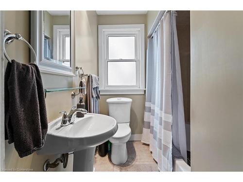 18 Irving Place, Hamilton, ON - Indoor Photo Showing Bathroom