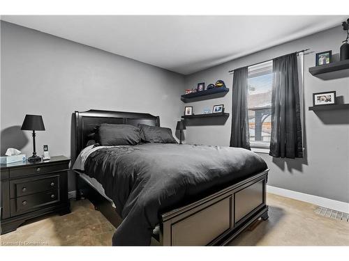 18 Irving Place, Hamilton, ON - Indoor Photo Showing Bedroom