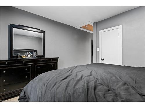 18 Irving Place, Hamilton, ON - Indoor Photo Showing Bedroom