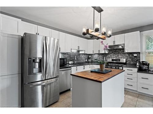 18 Irving Place, Hamilton, ON - Indoor Photo Showing Kitchen With Upgraded Kitchen