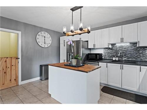 18 Irving Place, Hamilton, ON - Indoor Photo Showing Kitchen