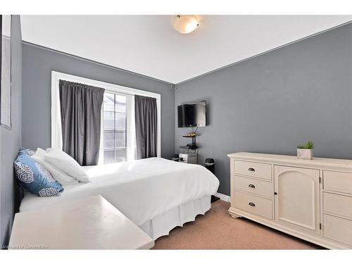 25-377 Glancaster Road, Ancaster, ON - Indoor Photo Showing Bedroom