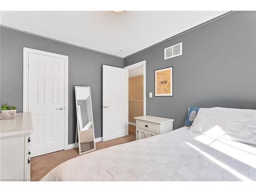 25-377 Glancaster Road, Ancaster, ON - Indoor Photo Showing Bedroom