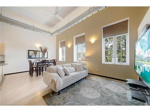 2A-73 Garfield Avenue S, Hamilton, ON - Indoor Photo Showing Living Room