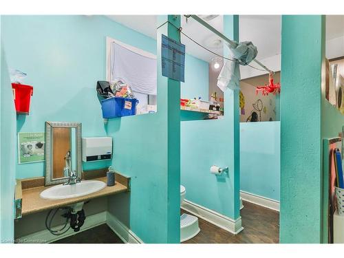 162 Delaware Avenue, Hamilton, ON - Indoor Photo Showing Bathroom